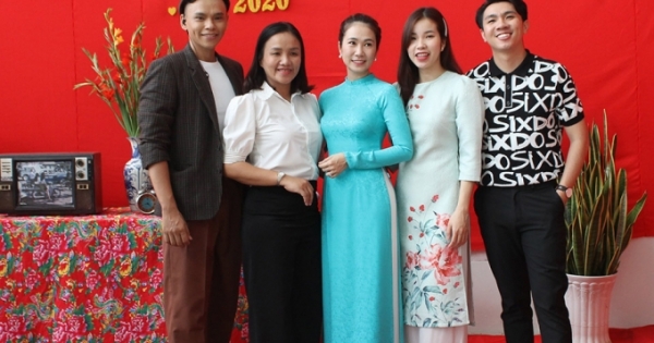 MC Thanh Thảo trao học bổng cho các bạn MC trẻ