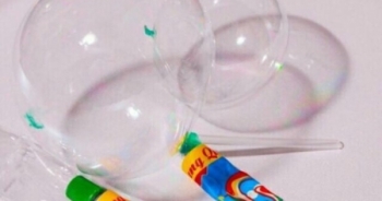 Cảnh báo ngộ độc từ trò chơi thổi bong bóng từ tuýp dạng keo