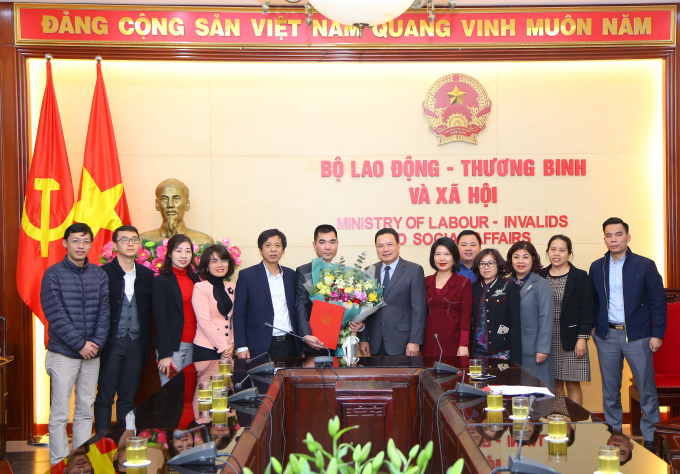 Thứ trưởng Lê Văn Thanh chụp ảnh kỷ niệm cùng tập thể Vụ Tổ chức cán bộ