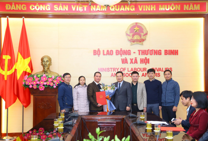Thứ trưởng Lê Văn Thanh cùng tập thể Văn phòng Quốc gia về giảm nghèo