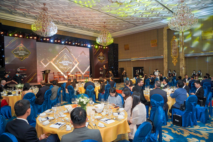 Lễ trao giải Dot Property Southeast Asia Awards 2020 được tổ chức trang trọng với sự góp mặt của ban cố vấn giải thưởng, các chuyên gia và đông đảo quản lý cấp cao từ nhiều doanh nghiệp uy tín hàng đầu