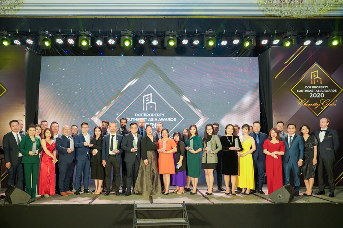 Đại diện Hưng Thịnh Land chụp hình cùng các doanh nghiệp, doanh nhân được vinh danh tại Lễ trao giải Dot Property Southeast Asia Awards 2020