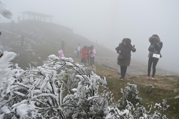 Khu du lịch Mẫu Sơn thu hút rất đông du khách khi có băng tuyết. (Ảnh: Hoàng Nam/TTXVN)