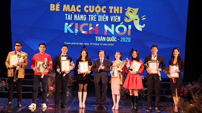 PGS.TS Tạ Quang Đông - Thứ trưởng Bộ Văn hóa, Thể thao và Du lịch trao Huy chương Vàng cho các nghệ sĩ.