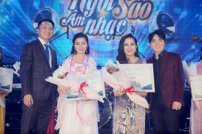 Ca sĩ Thái Hoàng trao giải 3 cho thí sinh trong đêm chung kết “Ngôi sao Âm nhạc” mùa đầu tiên.