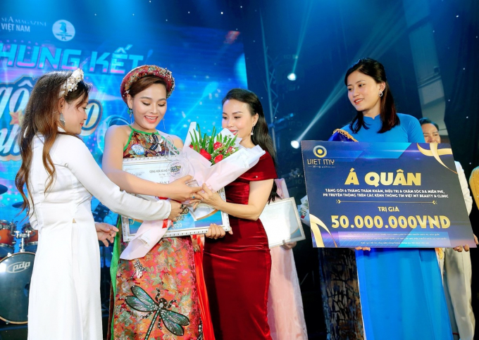 Nhà Báo Chu Loan cùng ca sĩ Cẩm Ly trao giải Á quân 2 “Ngôi sao Âm nhạc” cho thí sinh Bùi Hồng Minh.
