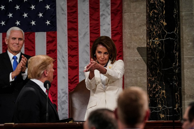 Chủ tịch Hạ viện Mỹ Nancy Pelosi vỗ tay sau khi Tổng thống Donald Trump đọc thông điệp liên bang tại tòa nhà quốc hội Mỹ. (Ảnh: Getty)