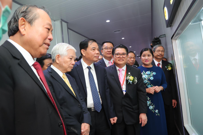 Phó thủ tướng Trương Hòa Bình cùng các khách mời thăm nơi sản xuất  thực phẩm của CPV Foods