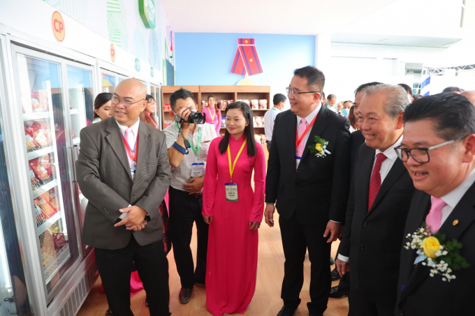 Phó Thủ tướng thường trực Chính phủ Trương Hòa Bình thăm gian hàng sản phẩm CPV Food tại sự kiện