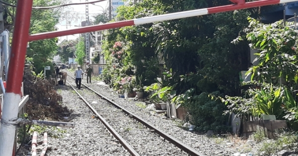 TP HCM: Bất cẩn trong lúc phơi đồ bên đường ray, người phụ nữ bị tàu lửa tông tử vong