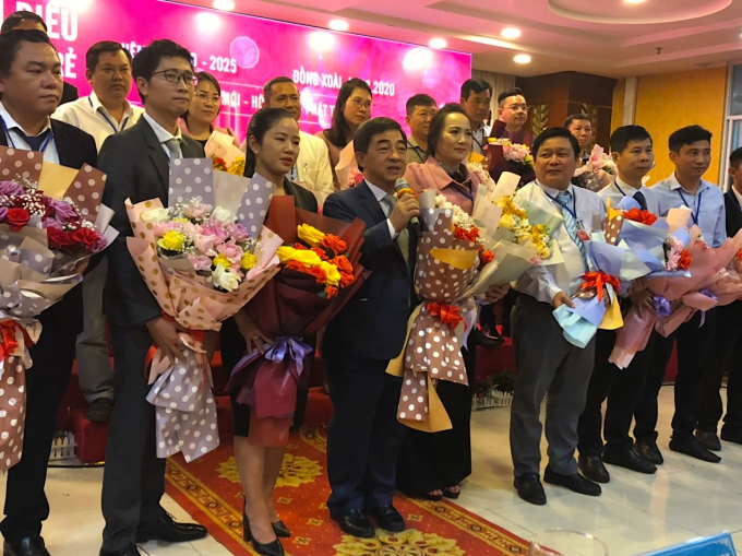 Ông Huỳnh Thành Chung - Tân Chủ tịch Hội Doanh nghiệp trẻ tỉnh Bình Phước khóa V (chính giữa) phát biểu nhận nhiệm vụ tại Đại hội.
