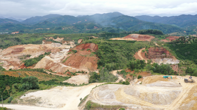 Tại tỉnh Lâm Đồng, cao lanh tập trung nhiều ở TP Đà Lạt (Prenn và Trại Mát) Tuy nhiên, khu vực 2 huyện Bảo Lâm và Bảo Lộc được xem là thủ phủ của nạn khai thác cao lanh.