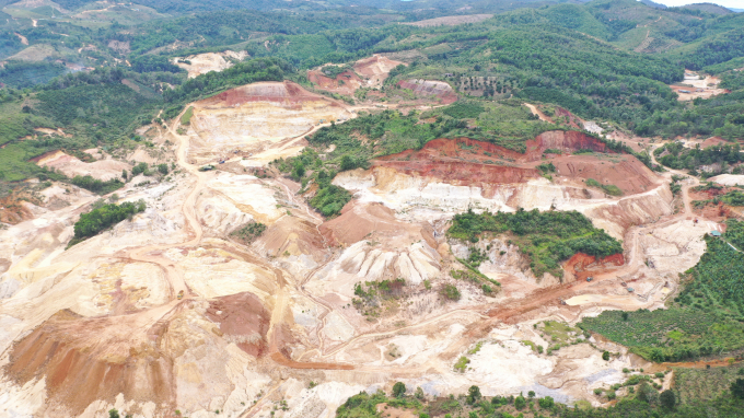 Những diện tích được giao để trồng và bảo vệ rừng lại biến thành những mỏ khai thác cao lanh vô tội vạ.