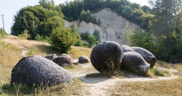 Bí ẩn những "viên đá sống" ở Romania