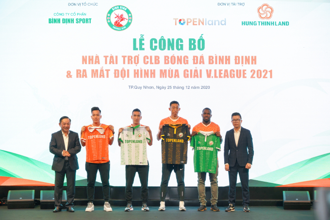 CLB bóng đá Topenland Bìnb Định ra mắt áo đấu mới.