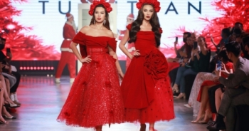 Siêu mẫu Hà Anh, Võ Hoàng Yến xuất hiện như đóa hồng trên sàn catwalk
