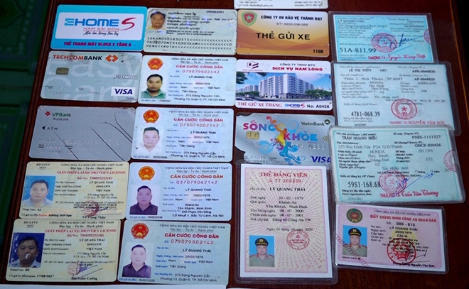 Các giấy tờ giả mà Thái mang theo khi đến làm việc với Phòng CSGT đường bộ Công an tỉnh An Giang.