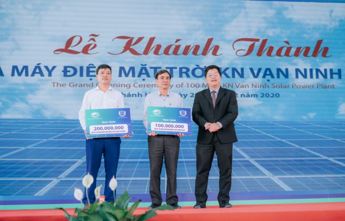 Ông Hoàng Trọng Hoàn (phải) – Phó Tổng giám đốc Công ty Golf Long Thành trao tặng Quỹ vì người nghèo