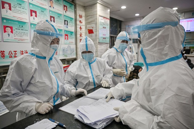 Nhân viên y tế tại một bệnh viện ở Vũ Hán (Ảnh: AFP)