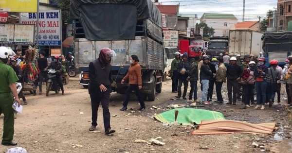 Lâm Đồng: Xe tải cuốn xe máy vào gầm, 2 người tử vong