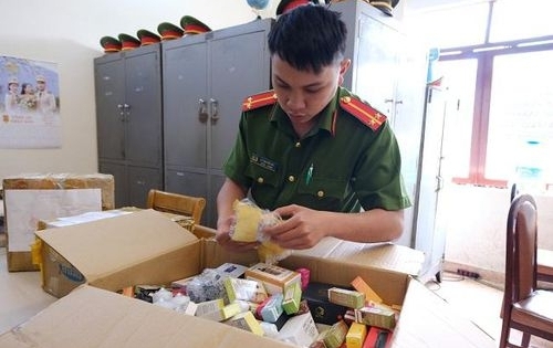 Lâm Đồng: Kiểm tra quán Internet, phát hiện hơn 100 sản phẩm thuốc lá điện tử nhập lậu
