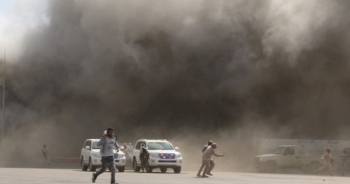 Tên lửa tấn công gần máy bay chở Thủ tướng Yemen, 22 người chết