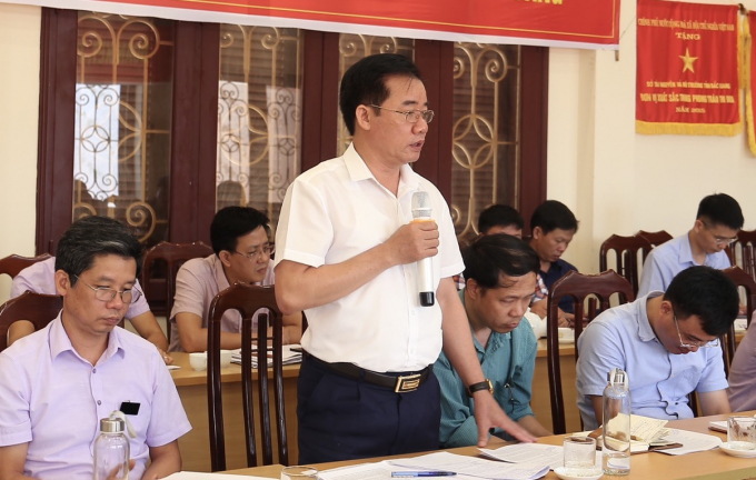 Ông Nguyễn Trung Lượng (người đứng) trong buổi làm việc với lãnh đạo UBND tỉnh Bắc Giang tháng 6/2020
