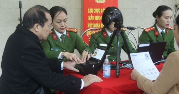 Hà Nội: Chính thức cấp thẻ căn cước gắn chip điện tử cho người dân