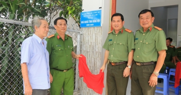 Bộ trưởng Bộ Công an trao nhà " Nghĩa tình đồng đội" cho chiến sỹ gặp khó khăn tại An Giang