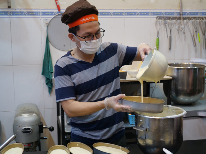 Ông chủ trẻ Nguyễn Sỹ Hiền đang chuẩn bị nguyên liệu để làm những chiếc bánh phô mai Nhật Bản thơm ngon gửi tặng các lực lượng tuyến đầu