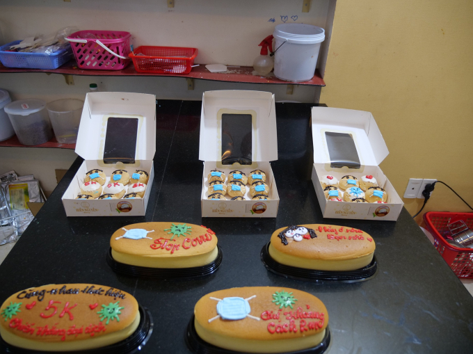 Những chiếc bánh phô mai Nhật Bản và bánh su kem thơm ngon “khoác” trên mình những lời nhắn nhủ đến tuyến đầu do chàng trai 8x Nguyễn Sỹ Hiền viết nên