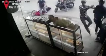 Video: Cận cảnh Trinh sát hình sự khống chế hai tên cướp trên đường như phim hành động