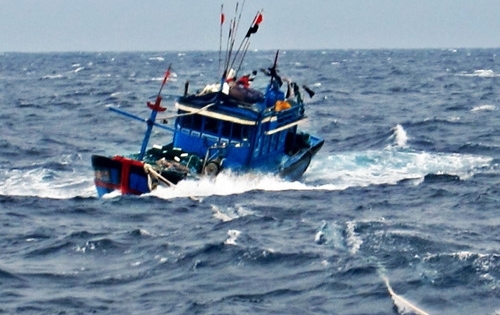 Nghệ An: Tàu cá chìm trên biển, 5 ngư dân mất tích