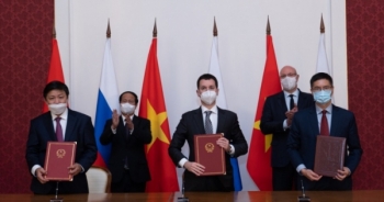 VABIOTECH, SOVICO trao văn kiện thỏa thuận hợp tác với RDIF sản xuất vắc xin Sputnik tại Việt Nam