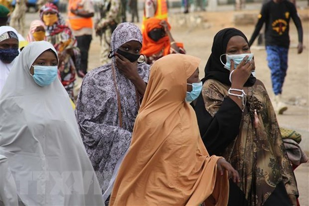 Người dân đeo khẩu trang phòng lây nhiễm COVID-19 tại Botswana. (Ảnh: AFP/TTXVN)
