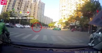 [Clip]: Vượt đèn đỏ tài xế xe công nghệ bị xe ô tô tông hất văng xuống đường