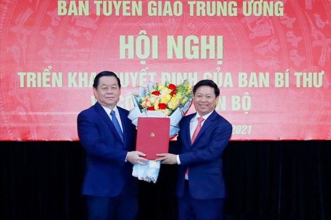Bí thư Trung ương Đảng, Trưởng Ban Tuyên giáo Trung ương Nguyễn Trọng Nghĩa (bên trái) trao quyết định bổ nhiệm cho ông Trần Thanh Lâm. (Ảnh Phương Hoa)