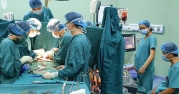Báo động đỏ toàn bệnh viện, phẫu thuật khẩn cấp cứu trẻ 14 tháng tuổi bị vỡ tim do tai nạn