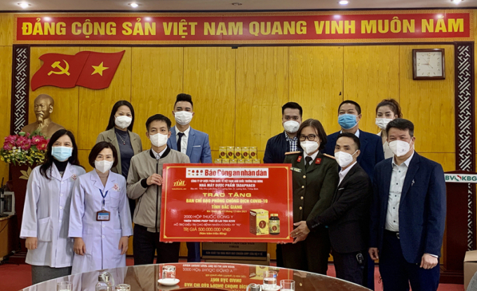 Đại diện Công ty Trường Đại Hưng trao 2.000 sản phẩm Viên thảo mộc Thiên Trùng Pháp Thổ Cô Lai Tọa H2VV cho Bệnh viện Đa khoa tỉnh Bắc Giang.