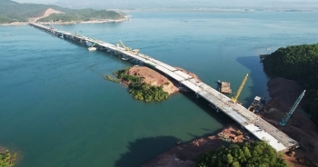 Hợp long công trình cầu vượt biển dài nhất Quảng Ninh