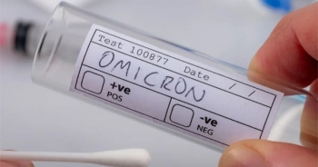 COVID-19: Biến chủng Omicron dễ lây nhưng 