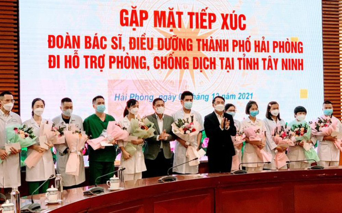 Lãnh đạo thành phố Hải Phòng động viên các y bác sĩ lên đường đi chống dịch tại tỉnh bạn Tây Ninh.