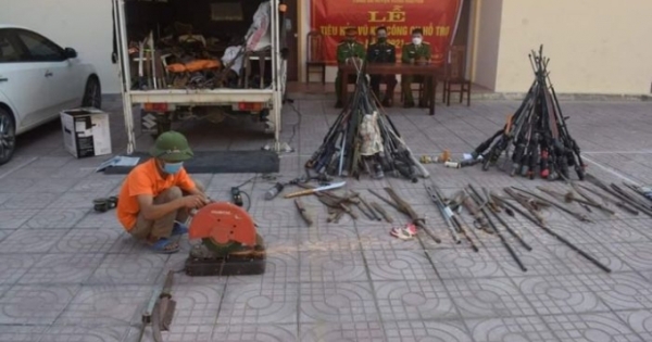 Nghệ An: Hàng trăm súng tự chế, dao kiếm được thu giữ tiêu hủy