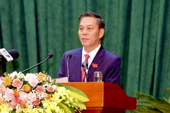 Chủ tịch UBND Nguyễn Văn Tùng báo cáo tại Kỳ họp.