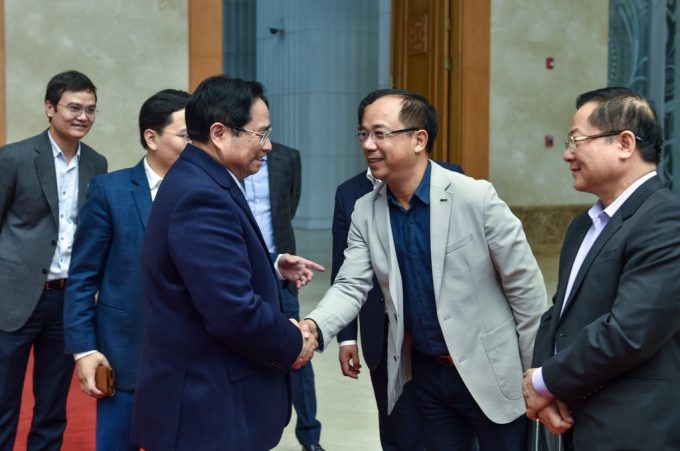 Thủ tướng Chính phủ Phạm Minh Chính chụp ảnh lưu niệm với Ban Bí thư Trung ương Đoàn và 4 cơ quan báo chí của Đoàn.