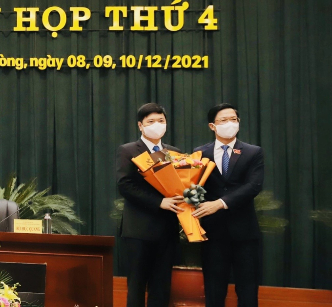 Chủ tịch HĐND TP Hải Phòng Phạm Văn Lập tặng hoa chúc mừng tân Phó Chủ tịch UBND TP Hải Phòng Hoàng Minh Cường.