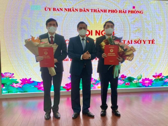 Chủ tịch UBND TP Hải Phòng Nguyễn Văn Tùng trao quyết định phân công công tác.
