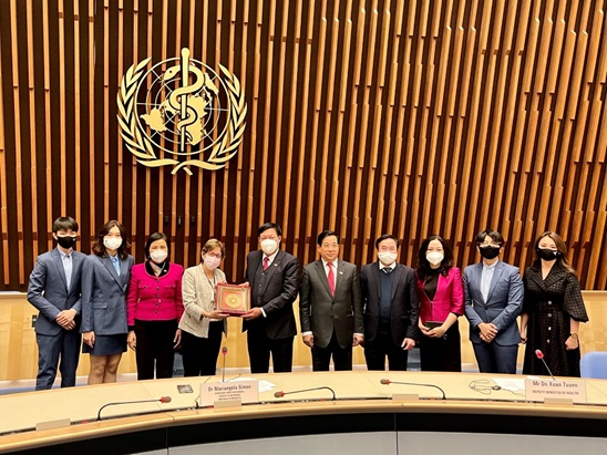 Trợ lý Tổng giám đốc WHO T.S. Mariangela Simao (thứ tư từ trái qua phải), Thứ trưởng Bộ Y tế Đỗ Xuân Tuyên (thứ năm từ trái qua phải), Đại sứ Lê Thị Tuyết Mai – Trưởng Phái đoàn Việt Nam tại Geneva (thứ ba từ trái qua phải) cùng một số đại diện Bộ Y tế, nhóm nhà sáng chế Vihelm tại cuộc họp ở trụ sở WHO, chiều tối 28/11/2021.