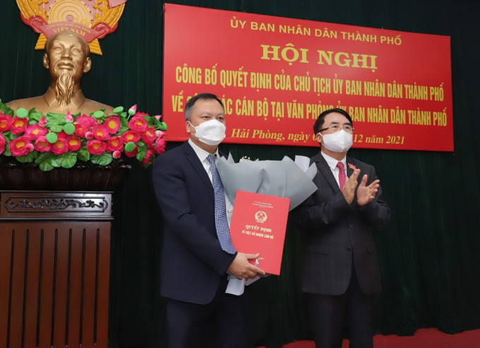 Phó Chủ tịch UBND thành phố Lê Khắc Nam trao quyết định và tặng hoa ông Phạm Anh Tuấn, Phó Chánh Văn phòng UBND TP.