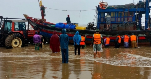 Hà Tĩnh: Giải cứu tàu cá bị sóng đánh trôi dạt vào bờ mắc cạn